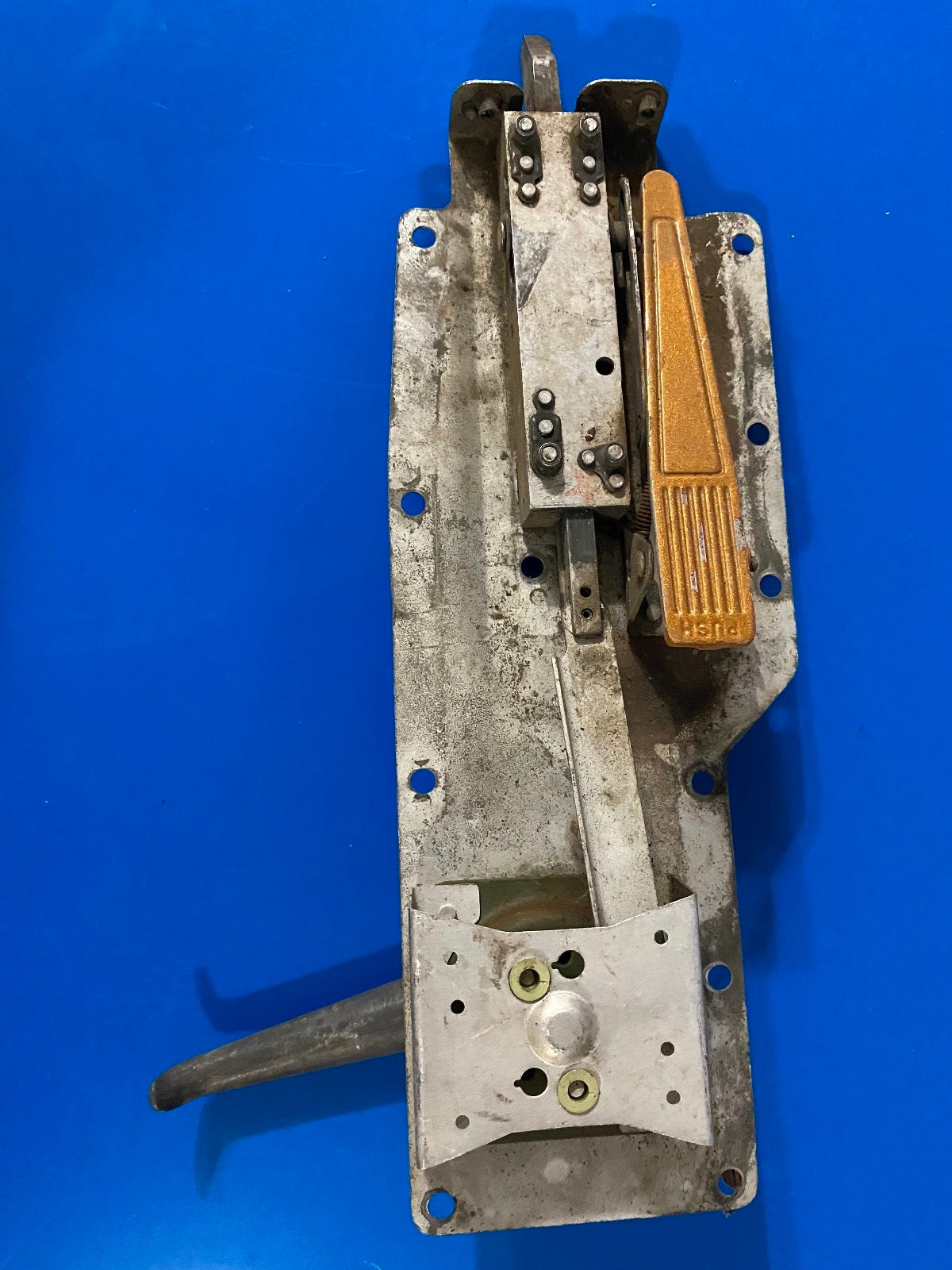 Cessna 182 / 182D Latch Assy Cabin Door LH P/N 0711061-1 (0821-80 - 1